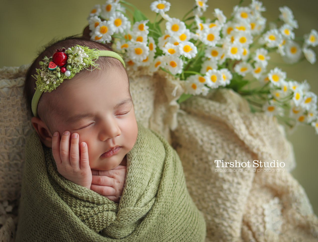 photo_۲۰۲۴-۱۲-۰۳_۱۶-۰۲-۰۷ آتلیه کودک تیرشات | آتلیه کودک در چیتگر | دکور شب یلدا | بهترین آتلیه کودک تهران | دکور یلدا | دکور یلدا 1403 | تم یلدا | تم شب یلدا | دکور کودک شب یلدا | عکاسی کودک| آتلیه کودک | دکور یلدا نوزاد | عکاسی نوزاد