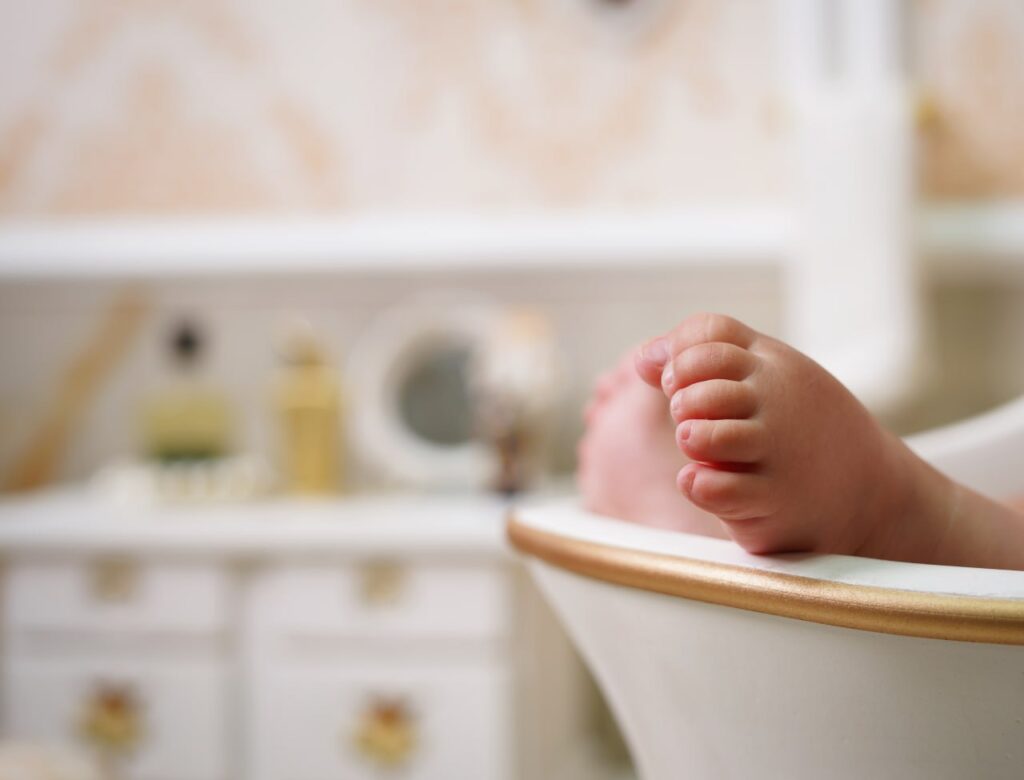 حمام سلطنتی؛ لوکس‌ترین دکور عکاسی کودک در آتلیه تیرشات | زیر 1 سال | عکاسی کودک زیر 1 سال | زیر یک سال | عکاسی نوزاد در استودیو تیرشات | عکاسی نوزاد | عکس نوزاد | بهترین آتلیه کودک در تهران | بهترین آتلیه عکاسی کودک در تهران | آتلیه کودک در چیتگر | عکس نوزادی | بهترین آتلیه نوزاد تهران | حمام سلطنتی | Royal bath