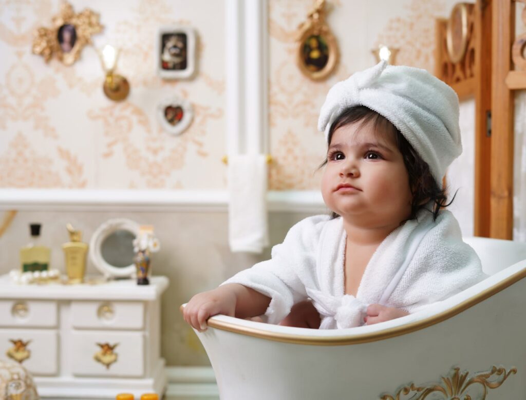 حمام سلطنتی؛ لوکس‌ترین دکور عکاسی کودک در آتلیه تیرشات | زیر 1 سال | عکاسی کودک زیر 1 سال | زیر یک سال | عکاسی نوزاد در استودیو تیرشات | عکاسی نوزاد | عکس نوزاد | بهترین آتلیه کودک در تهران | بهترین آتلیه عکاسی کودک در تهران | آتلیه کودک در چیتگر | عکس نوزادی | بهترین آتلیه نوزاد تهران | حمام سلطنتی | Royal bath