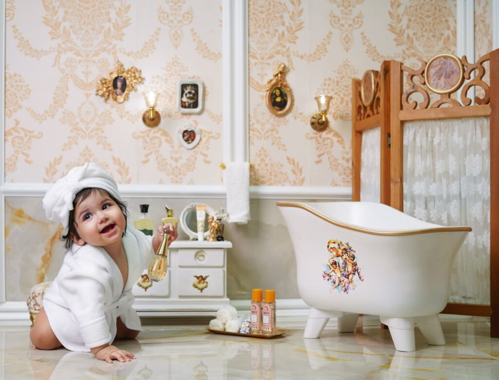 حمام سلطنتی؛ لوکس‌ترین دکور عکاسی کودک در آتلیه تیرشات | زیر 1 سال | عکاسی کودک زیر 1 سال | زیر یک سال | عکاسی نوزاد در استودیو تیرشات | عکاسی نوزاد | عکس نوزاد | بهترین آتلیه کودک در تهران | بهترین آتلیه عکاسی کودک در تهران | آتلیه کودک در چیتگر | عکس نوزادی | بهترین آتلیه نوزاد تهران | حمام سلطنتی | Royal bath