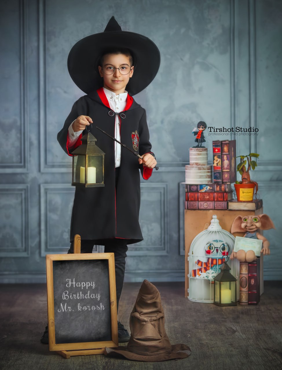 photo ۲۰۲۵ ۱۰ ۲۱ ۱۳ ۴۰ ۰۰ | آتلیه کودک تیرشات آتلیه کودک تیرشات | آتلیه کودک در چیتگر | دکور هری پاتر | بهترین آتلیه کودک تهران | دکور هری | آتلیه کودک | تم هری پاتر | تم هری | آتلیه کودک منطقه | best child photography in tehran | Harry Potter decor