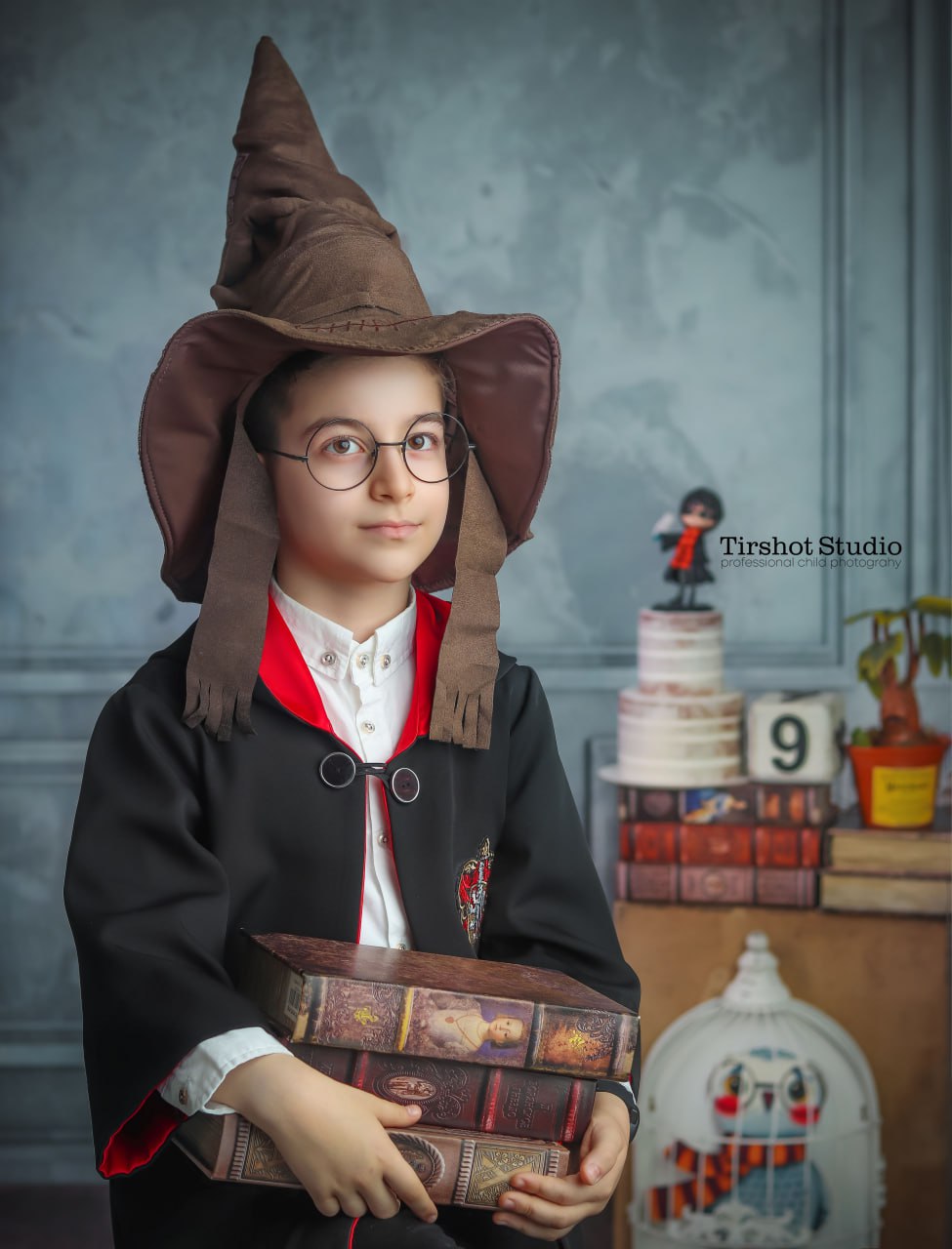 photo ۲۰۲۵ ۱۰ ۲۱ ۱۳ ۴۰ ۰۱ | آتلیه کودک تیرشات آتلیه کودک تیرشات | آتلیه کودک در چیتگر | دکور هری پاتر | بهترین آتلیه کودک تهران | دکور هری | آتلیه کودک | تم هری پاتر | تم هری | آتلیه کودک منطقه | best child photography in tehran | Harry Potter decor