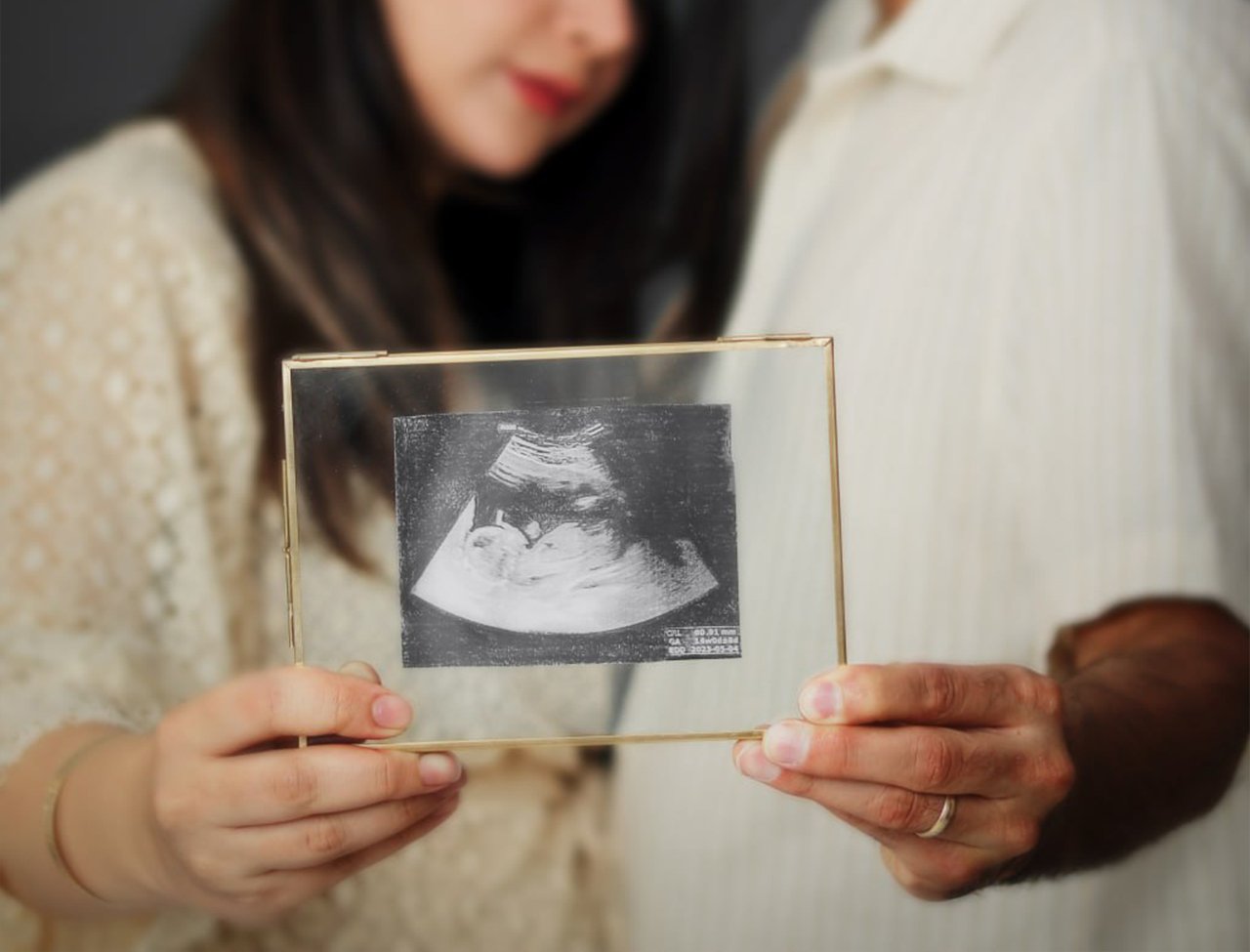 عکاسی بارداری در فضای باز با لباس سفید نکات قبل از عکاسی بارداری ژست‌های زیبا برای عکاسی بارداری عکس مادر باردار با همسر در آتلیه اکسسوری‌های خاص برای عکاسی بارداری