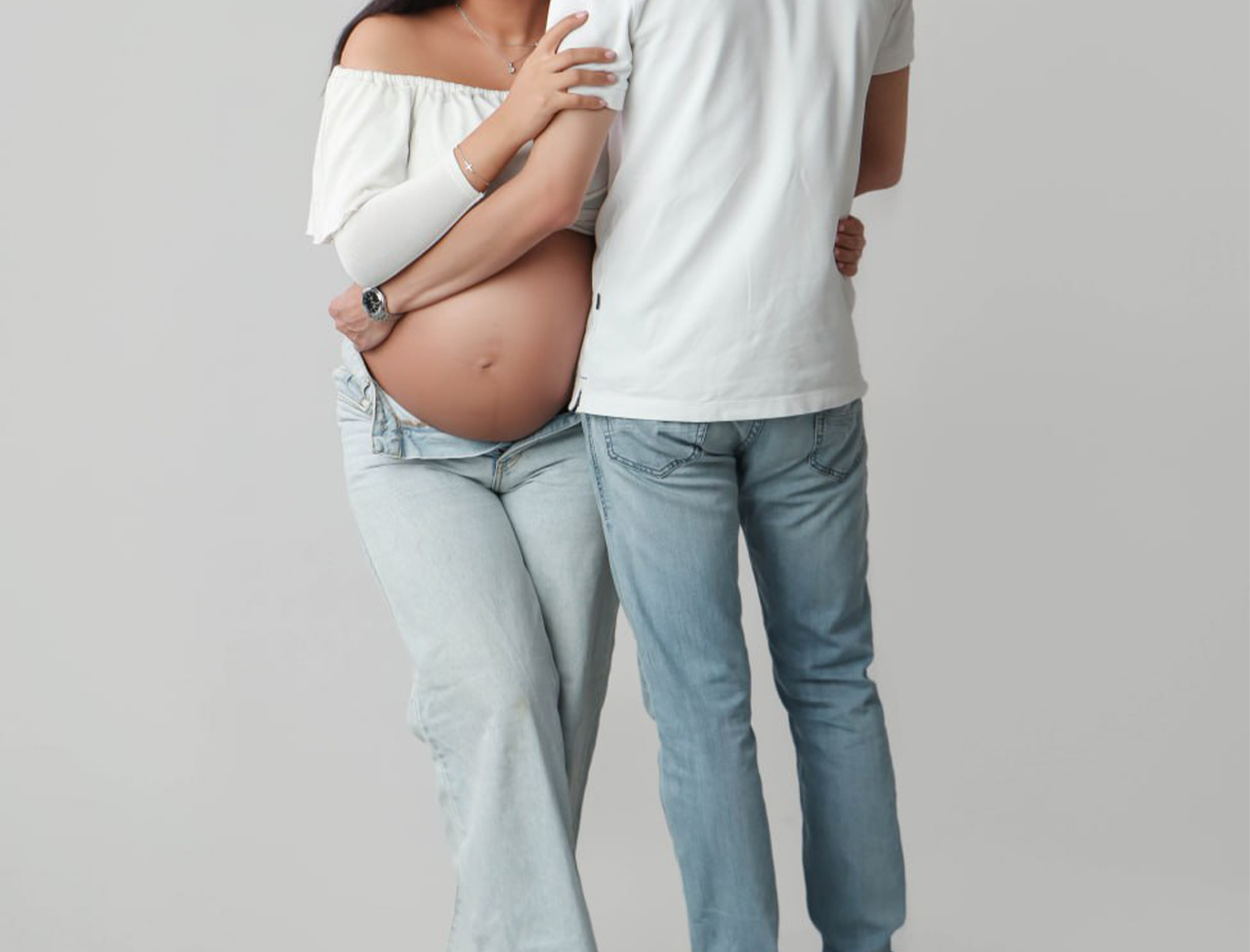 عکاسی بارداری در فضای باز با لباس سفید نکات قبل از عکاسی بارداری ژست‌های زیبا برای عکاسی بارداری عکس مادر باردار با همسر در آتلیه اکسسوری‌های خاص برای عکاسی بارداری