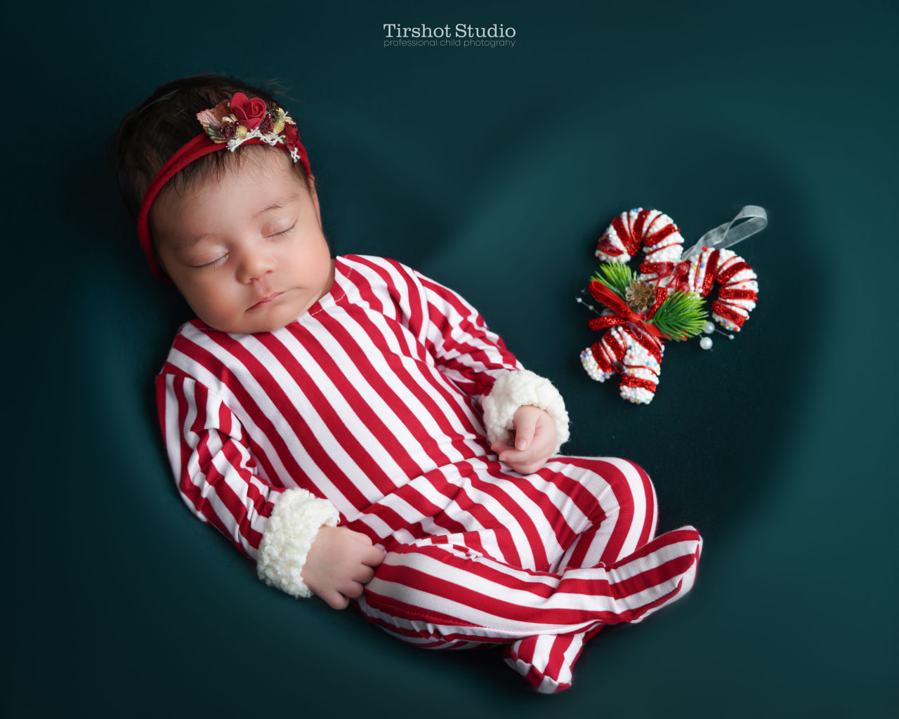 عکاسی نوزاد با دکور کریسمس | عکاسی نوزاد در تم کریسمس با کلاه بابانوئل | عکس نوزاد در تم کریسمس با لباس بابانوئلی قرمز و سفید | عکاسی کودک با دکور کریسمس و لباس قرمز و سفید زیبا