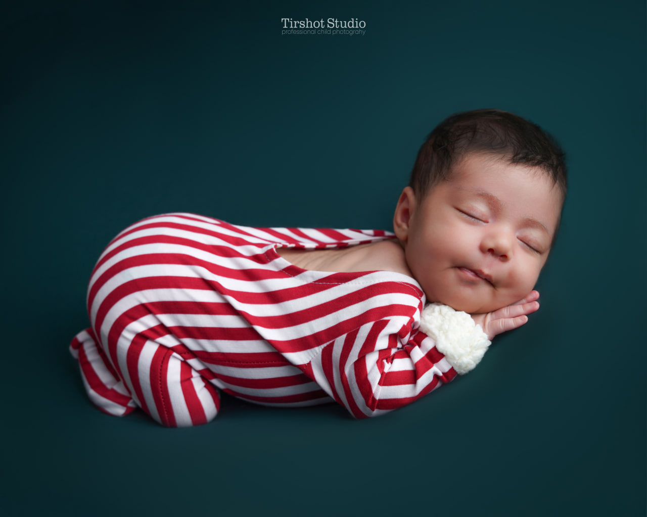 عکاسی نوزاد با دکور کریسمس | عکاسی نوزاد در تم کریسمس با کلاه بابانوئل | عکس نوزاد در تم کریسمس با لباس بابانوئلی قرمز و سفید | عکاسی کودک با دکور کریسمس و لباس قرمز و سفید زیبا