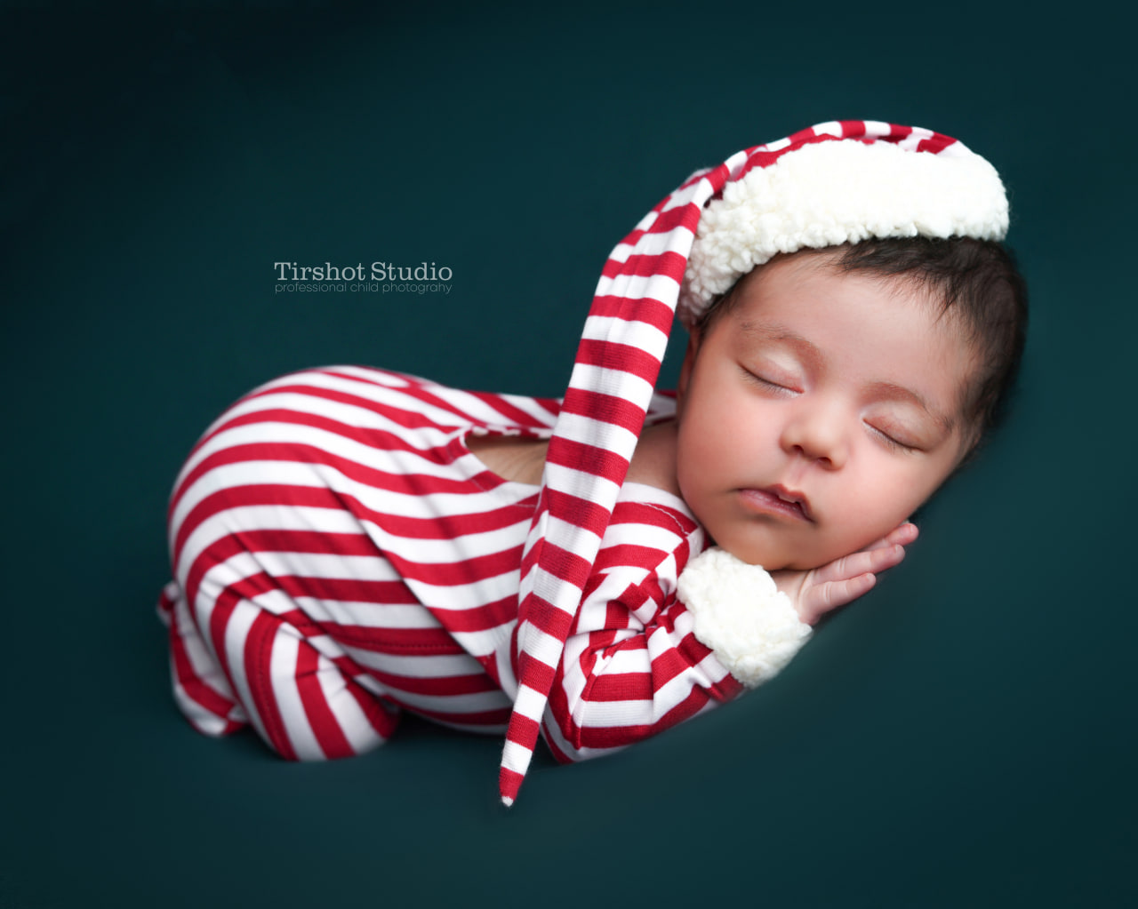 عکاسی نوزاد با دکور کریسمس | عکاسی نوزاد در تم کریسمس با کلاه بابانوئل | عکس نوزاد در تم کریسمس با لباس بابانوئلی قرمز و سفید | عکاسی کودک با دکور کریسمس و لباس قرمز و سفید زیبا