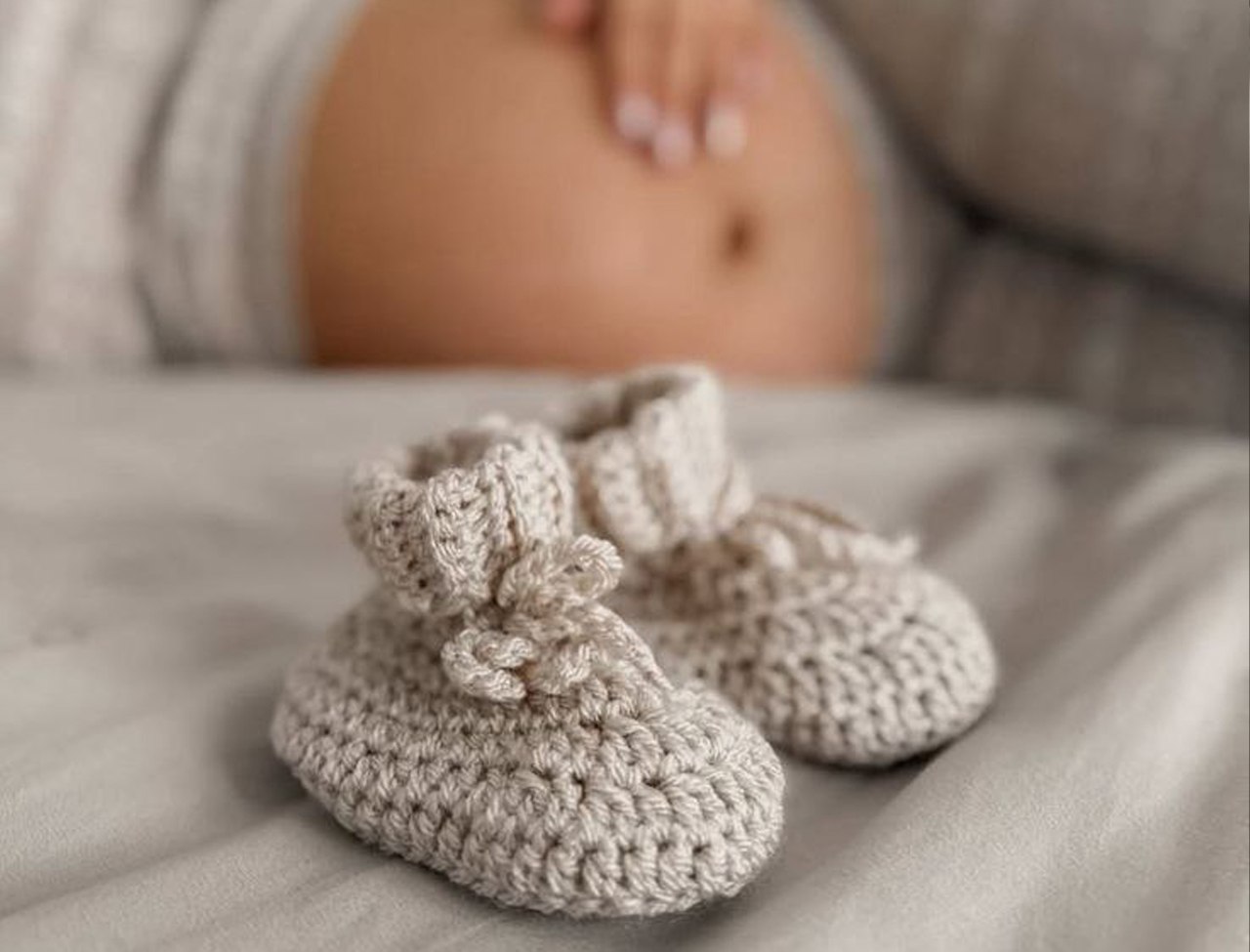 عکاسی بارداری در فضای باز با لباس سفید نکات قبل از عکاسی بارداری ژست‌های زیبا برای عکاسی بارداری عکس مادر باردار با همسر در آتلیه اکسسوری‌های خاص برای عکاسی بارداری