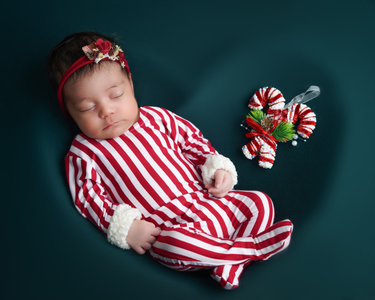 عکاسی کریسمسی نوزاد | دکور کریسمس | عکاسی نوزاد در استودیو تیرشات | عکاسی نوزاد | عکس نوزاد | بهترین آتلیه کودک در تهران | بهترین آتلیه عکاسی کودک در تهران | آتلیه کودک در چیتگر | عکس نوزادی | بهترین آتلیه نوزاد تهران