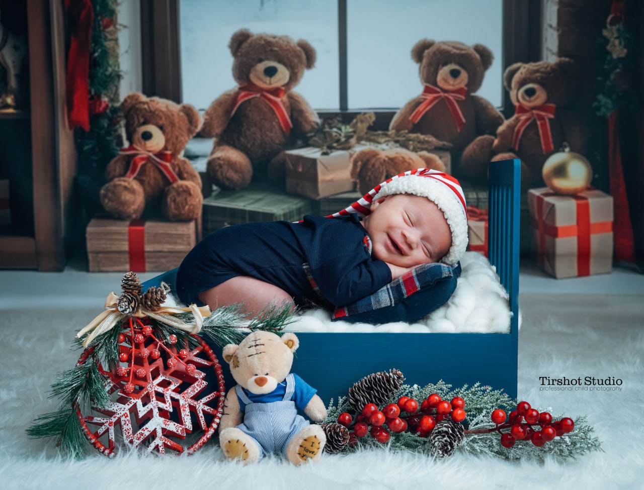عکاسی کریسمسی نوزاد | دکور کریسمس | عکاسی نوزاد در استودیو تیرشات | عکاسی نوزاد | عکس نوزاد | بهترین آتلیه کودک در تهران | بهترین آتلیه عکاسی کودک در تهران | آتلیه کودک در چیتگر | عکس نوزادی | بهترین آتلیه نوزاد تهران