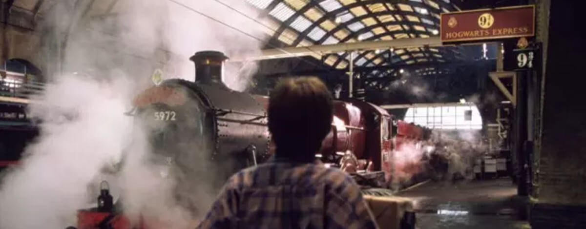 185-1200x469 تابلوی سکو 9 و سه چهارم – اکسسوری دکور هری پاتر برای آتلیه تیرشات لباس دکور هری پاتر در آتلیه تیرشات