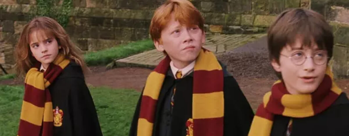 Shawl and hat شال و کلاه گریفیندور با رنگهای زرد و قرمز – اکسسوری دکور هری پاتر لباس دکور هری پاتر در آتلیه تیرشات