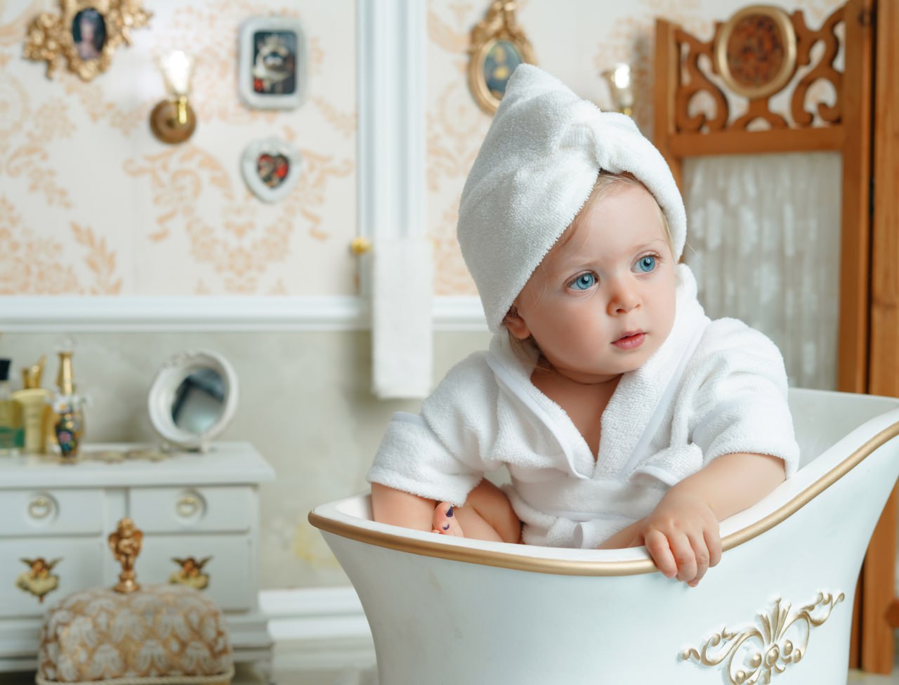 حمام سلطنتی؛ لوکس‌ترین دکور عکاسی کودک در آتلیه تیرشات | زیر 1 سال | عکاسی کودک زیر 1 سال | زیر یک سال | عکاسی نوزاد در استودیو تیرشات | عکاسی نوزاد | عکس نوزاد | بهترین آتلیه کودک در تهران | بهترین آتلیه عکاسی کودک در تهران | آتلیه کودک در چیتگر | عکس نوزادی | بهترین آتلیه نوزاد تهران | حمام سلطنتی | Royal bath