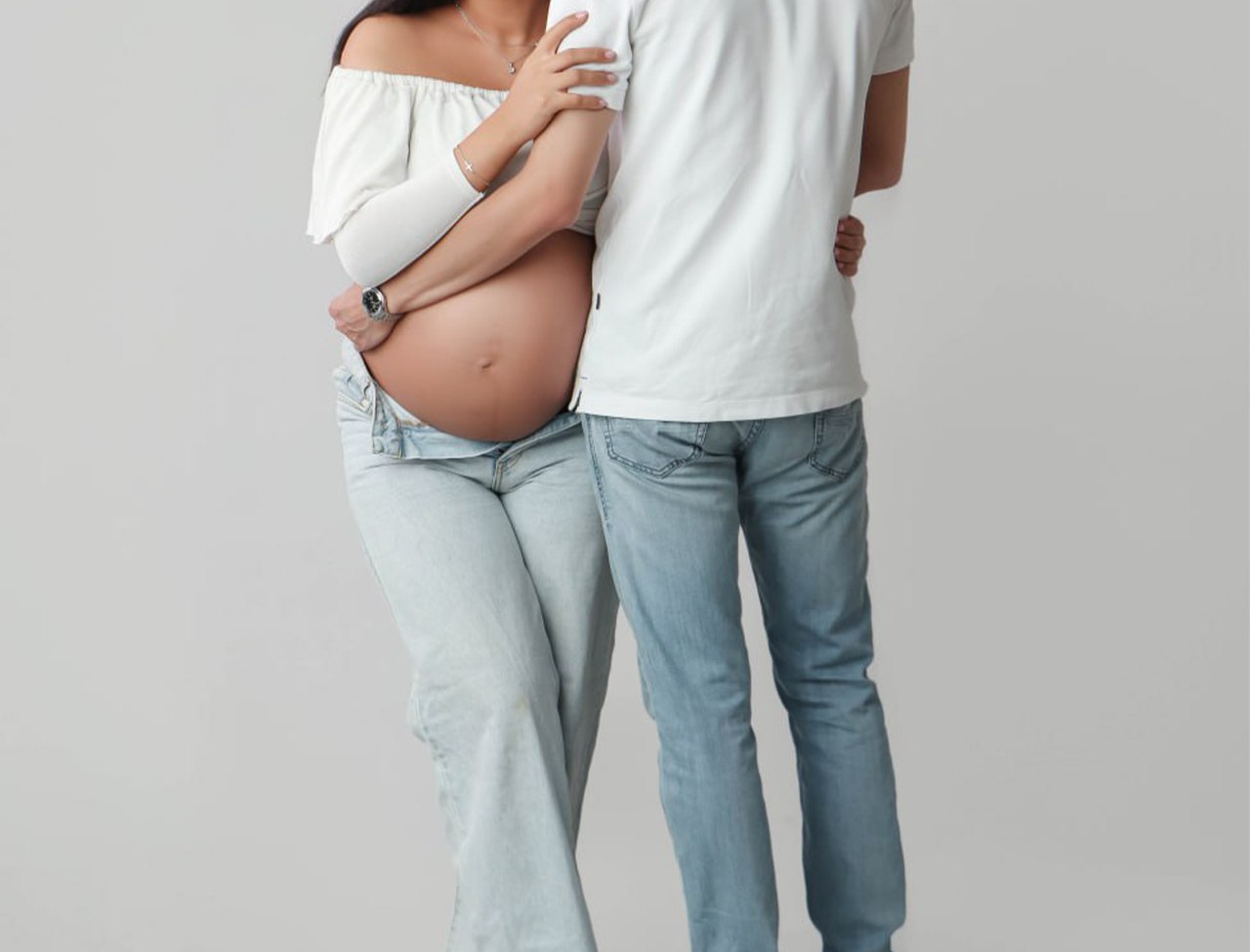 photo_2025-12-21_13-43-32 دکور مینیمال | عکاسی بارداری حرفهای با دکور ساده و احساسی