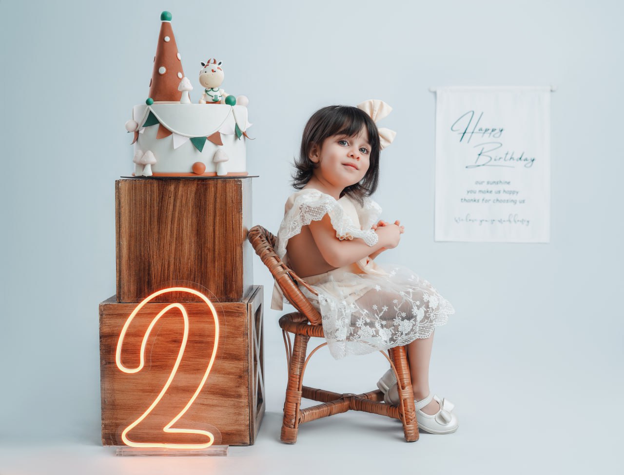 عکس کودک در دکور مینیمال آتلیه تیرشات