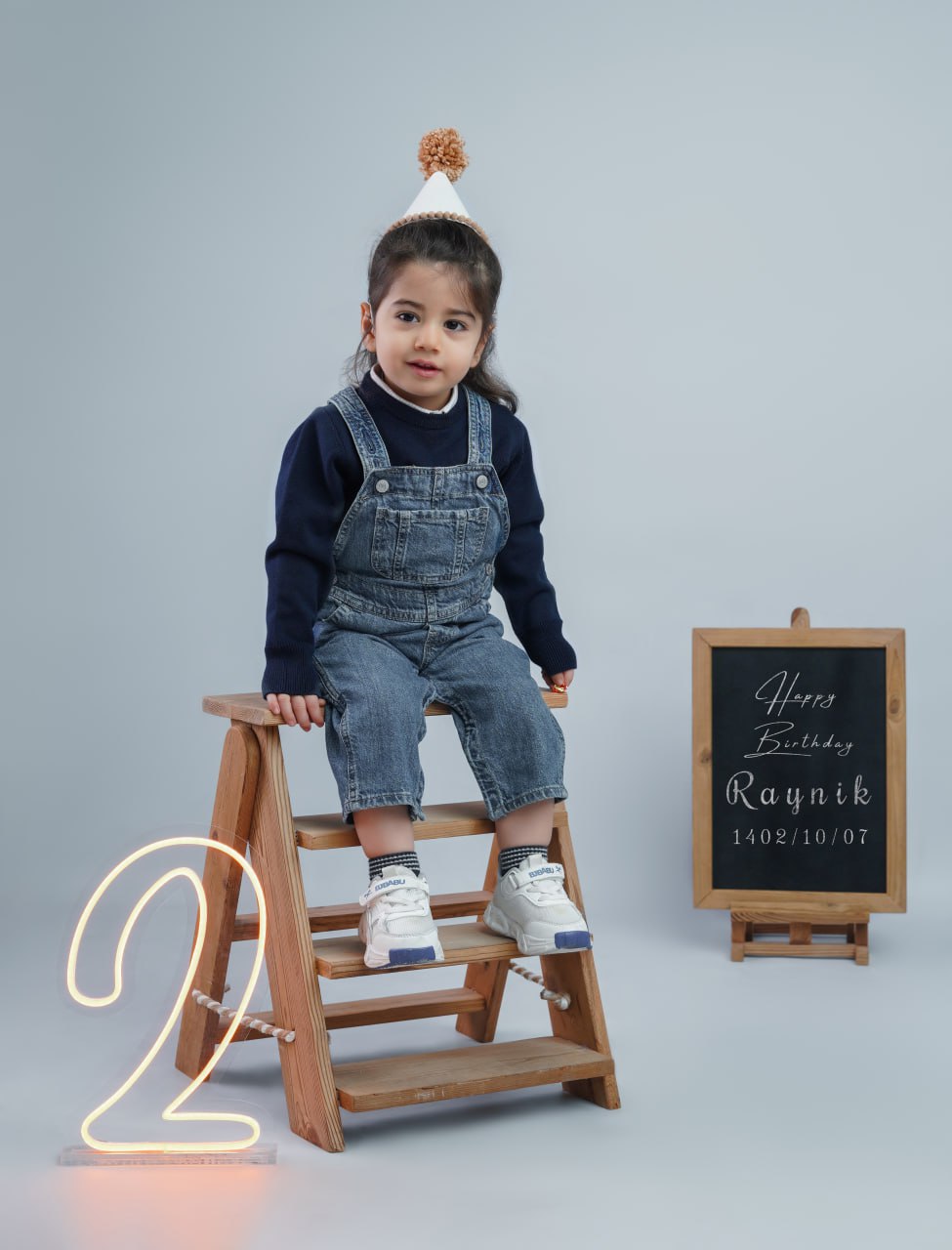 عکس کودک در دکور مینیمال آتلیه تیرشات