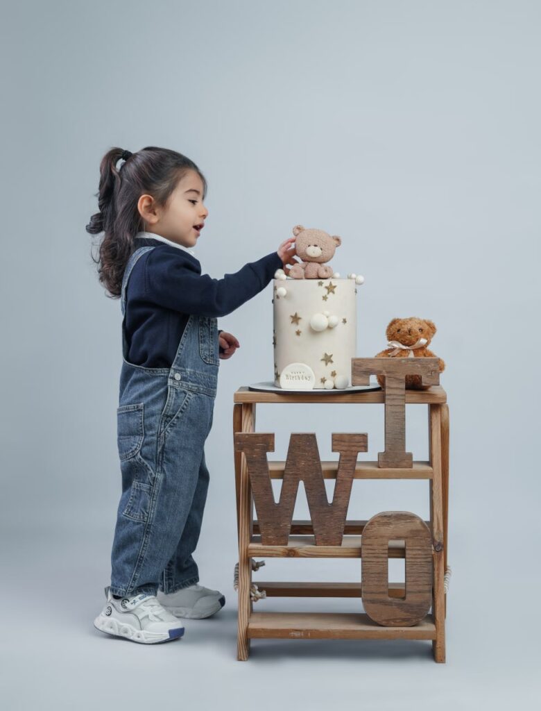 عکس کودک در دکور مینیمال آتلیه تیرشات